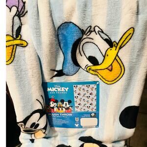 Disney Minnie and Friends throw 50 by 70 white and blue stripes